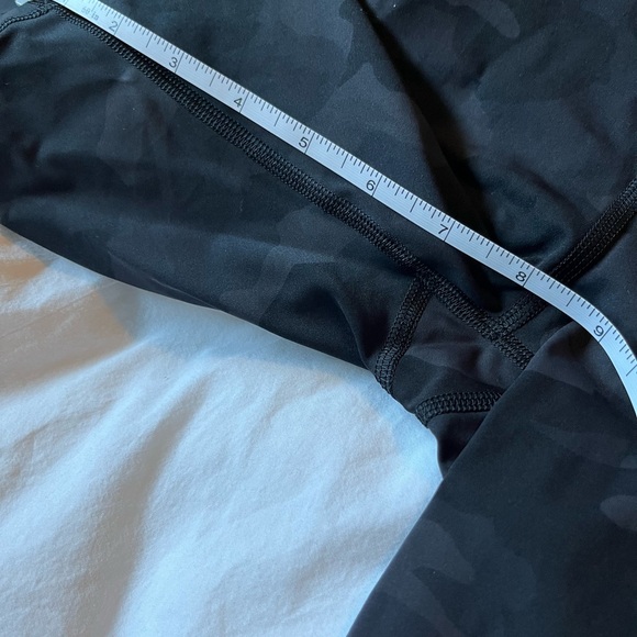 lululemon Womens Camo Black 8” size 6 Bike Shorts with pockets - Picture 4 of 6